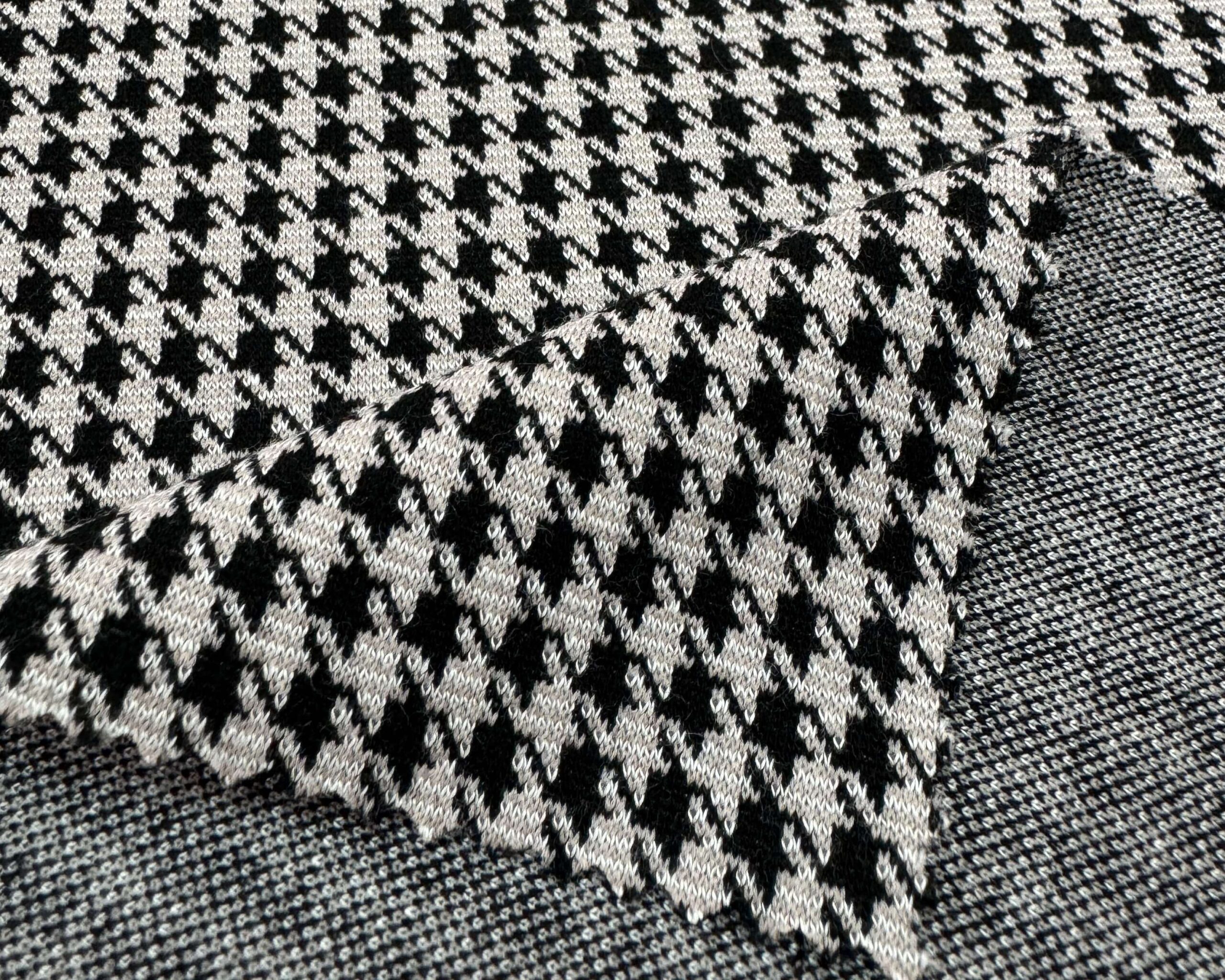 Kazayağı desenli jakarlı kumaş örneği